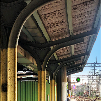 傳統月台立面利用鐵軌彎曲的柱子延伸到雨棚結構的透視感。