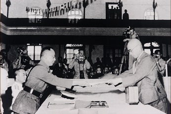 中國戰區日軍投降簽字儀式.jpg