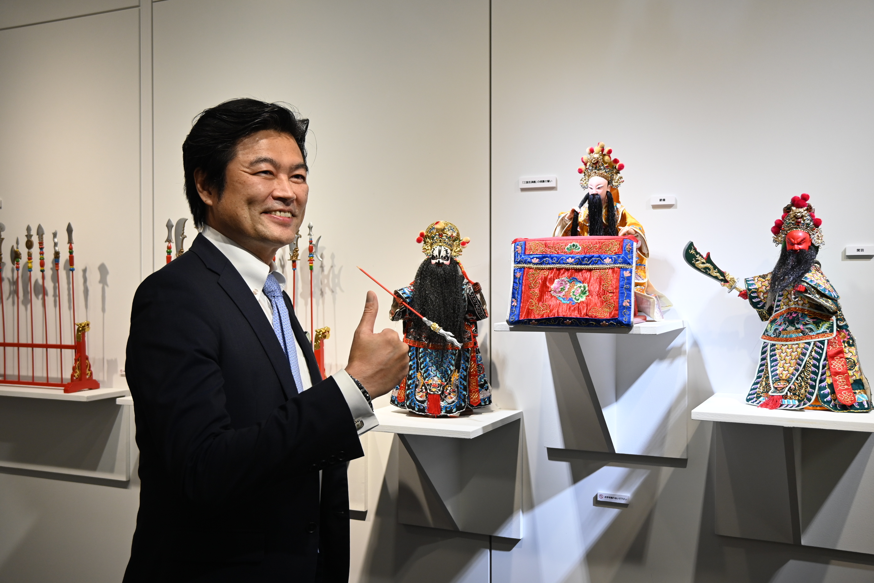 駐日本代表處副代表李世丙向現場媒體推薦現場展出的三國演義布袋戲偶.JPG