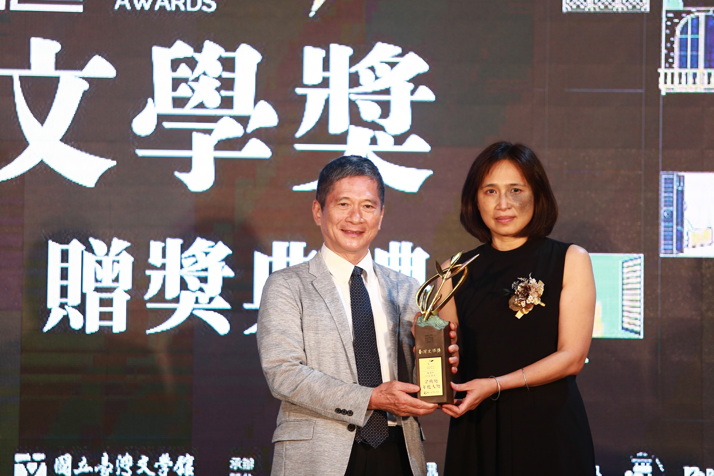 Minister of Culture Lee Yung-te presents Lai Hsiang-yin with the Annual Golden Grand Laurel Award..JPG