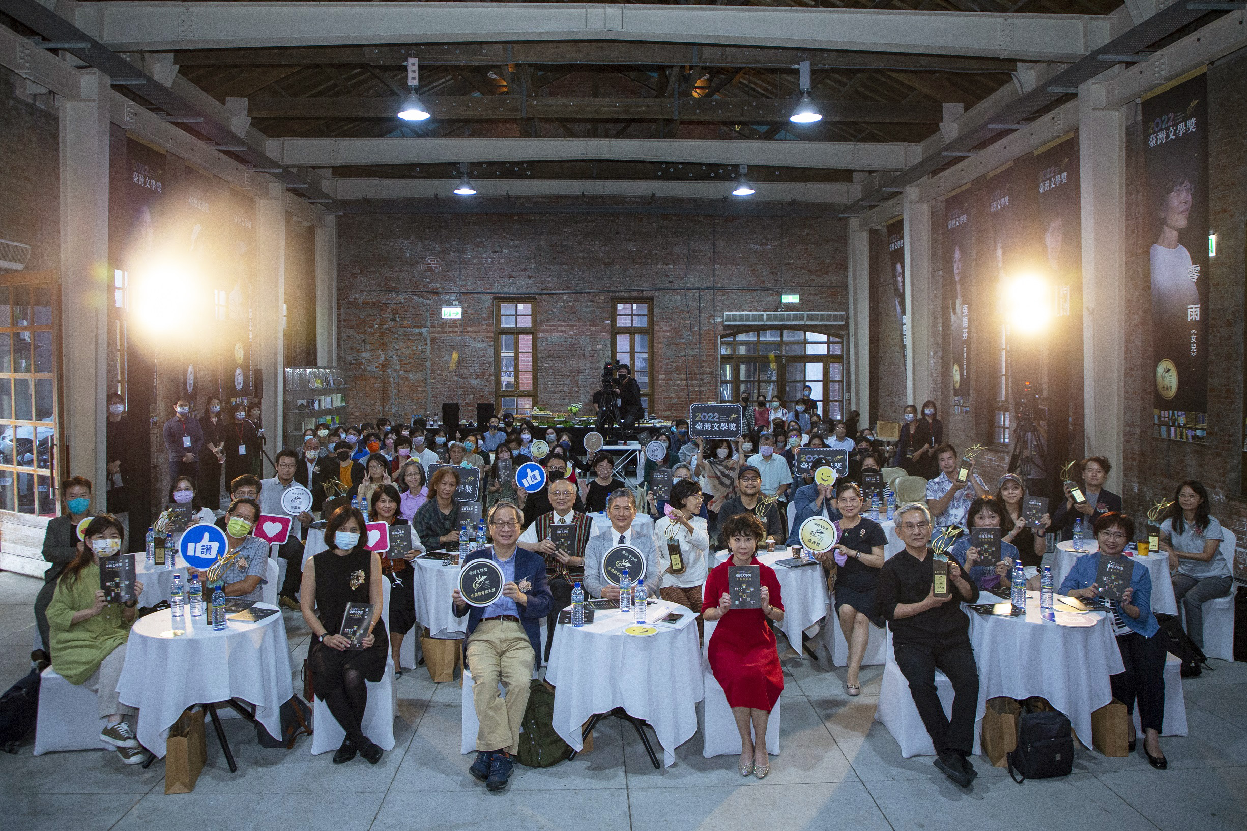 Taiwan Literature Award ceremony attendees pose for a group photo..jpg