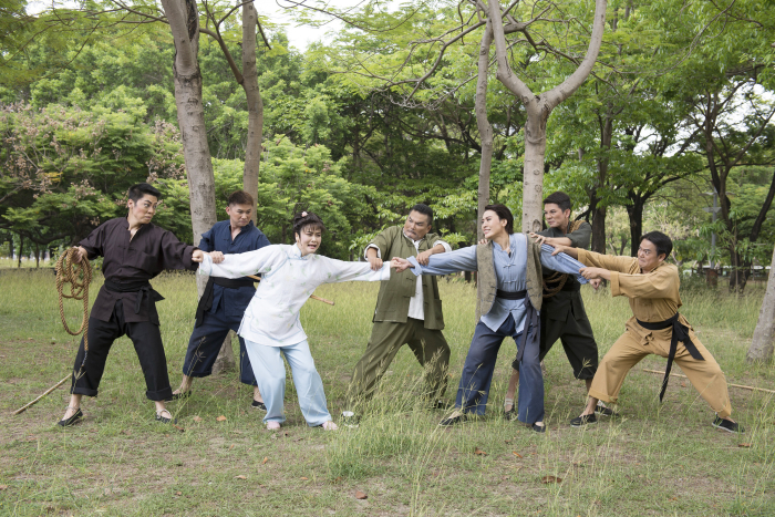 臺灣豫劇團新編大戲《梅山春》改編本土小說,敘說動人的嘉義梅山傳奇,呈現戲曲、電影、現代舞結合的跨界美學。(圖:臺灣豫劇團提供) 梅山春一劇中含笑與天助被含笑養父率村民強逼分開