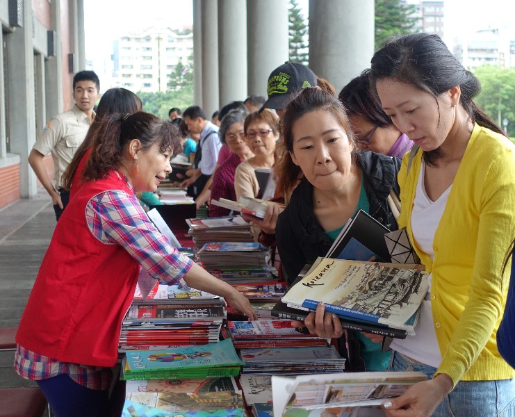 「館慶有禮 書香饗宴」挑書趣