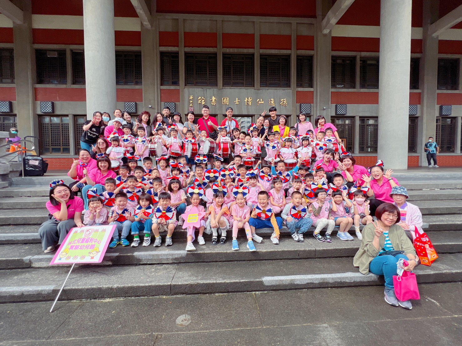 台北兒童福利中心附設實驗幼兒園的小朋友們帶著自製的創意裝飾至國父紀念館慶祝國慶日。 112.10.13