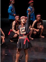 2015原住民兒童之夜，孩子們伴隨著弦樂起舞，展現魯凱、排灣、鄒族、布農、賽夏族失落的印記。（5/29舞動大會堂）