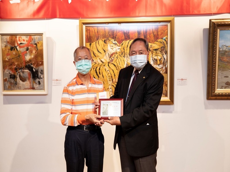 臺灣美術協會吳隆榮理事長頒發金牌獎予康興隆。