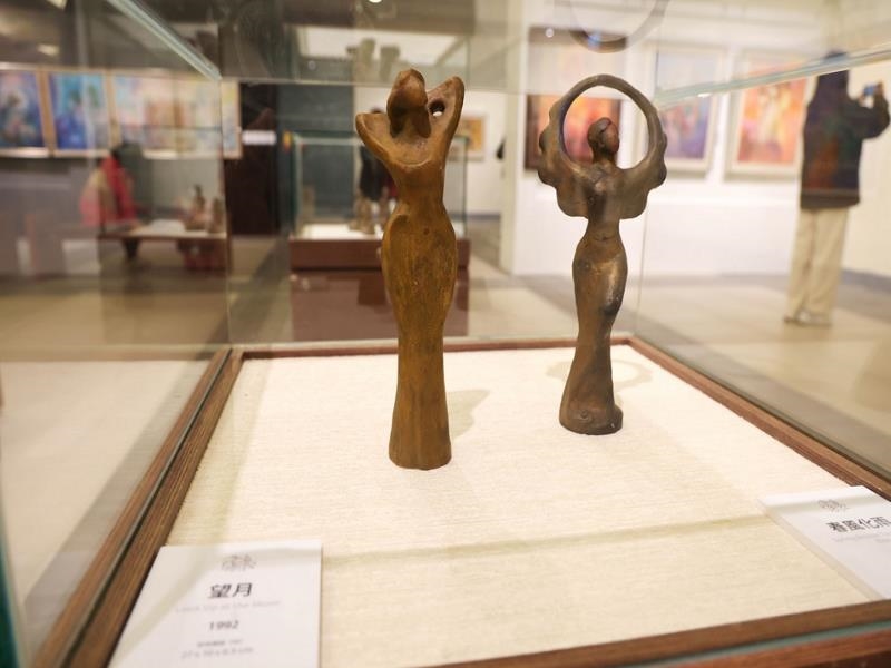 Sculptures of the artist Chang Shu-meei, left “Gaze at the Moon,” right “Teacher’s Love”。