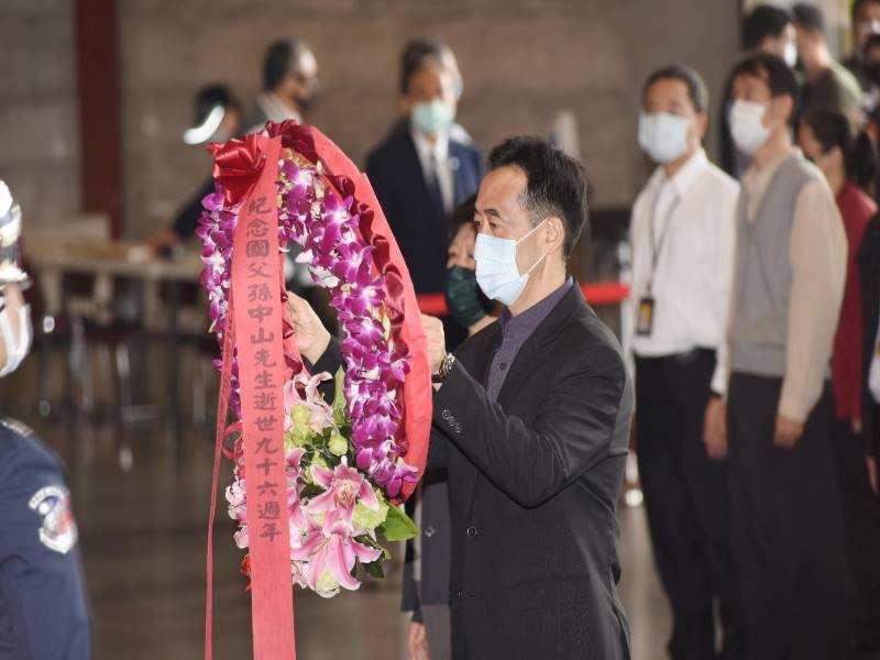 Director-general Wang Lan-sheng paid a floral tribute to Dr. Sun Yat-sen.