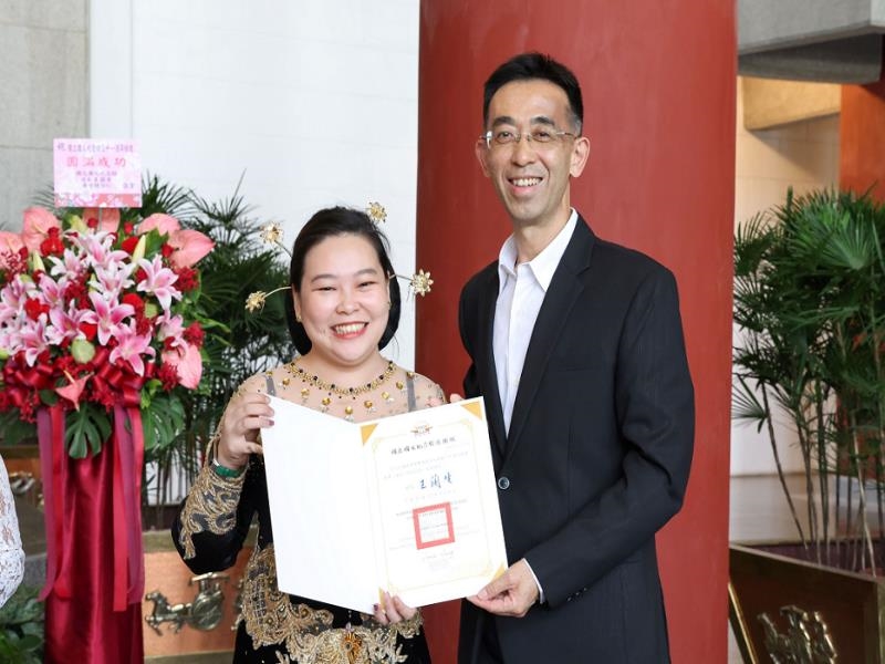  王蘭生館長致贈印尼新住民歌手櫻櫻感謝狀。