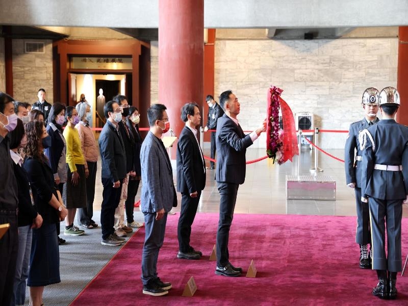 Director-general Wang Lan-sheng led all staff to pay a floral tribute to Dr. Sun Yat-sen’s statue