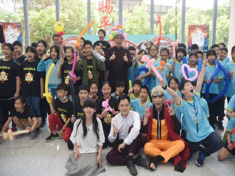 Director-general of National Dr. Sun Yat-sen Memorial Hall, Liang Yung-fei, with a style balloon on his head, took pictures with the children participating in the activity.
