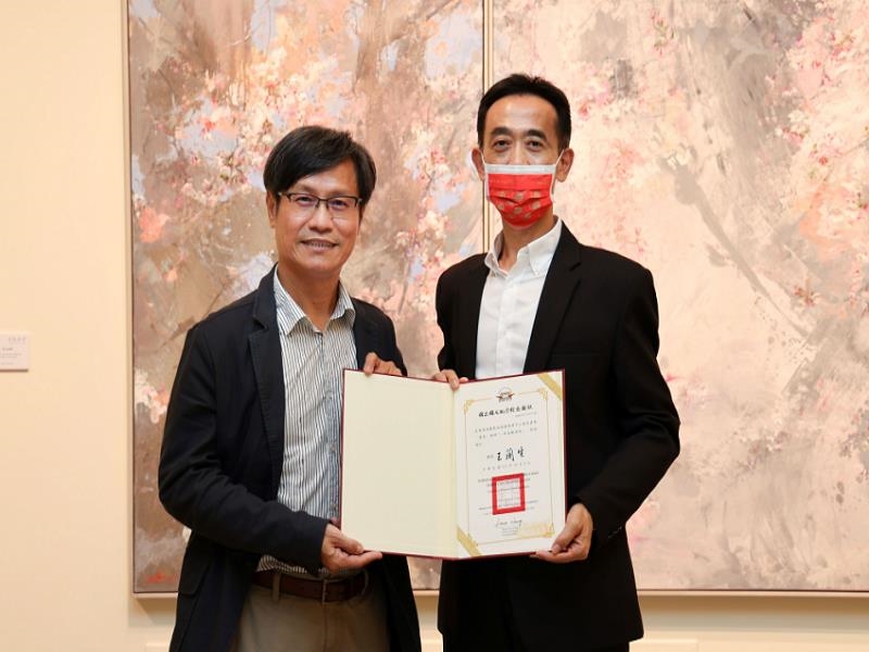 Director-general Wang Lan-sheng of National Dr. Sun Yat-sen Memorial Hall (right) gave the certificate of appreciation to the artist Huang Chin-lung.