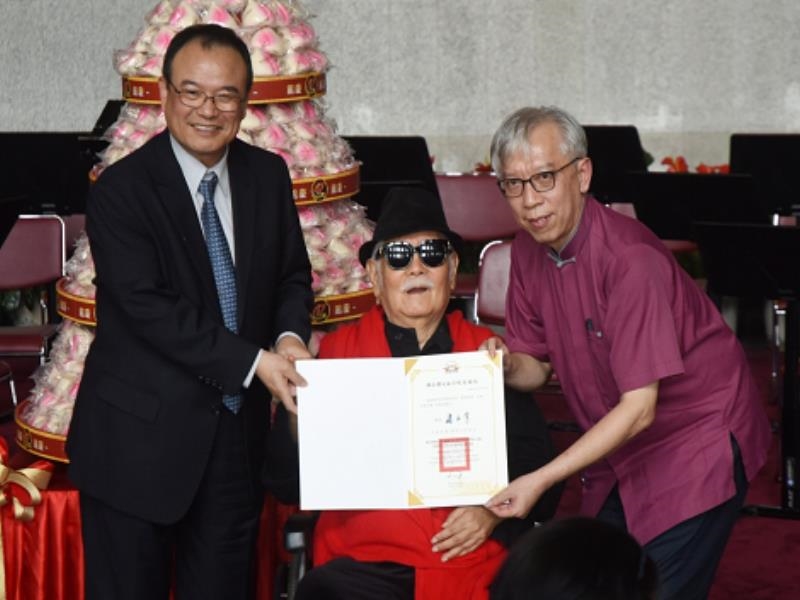 At the celebration ceremony of the 47thanniversary of National Dr. Sun Yat-sen Memorial Hall- Longevity Peach Bun Tower, Deputy Minister of Culture Xiao Zong-huang, Director-general Liang Yung-fei, and artist Li Qi-mao took photos together.