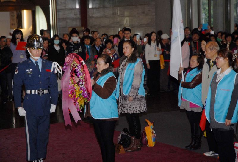 國際中山會第十團敬獻