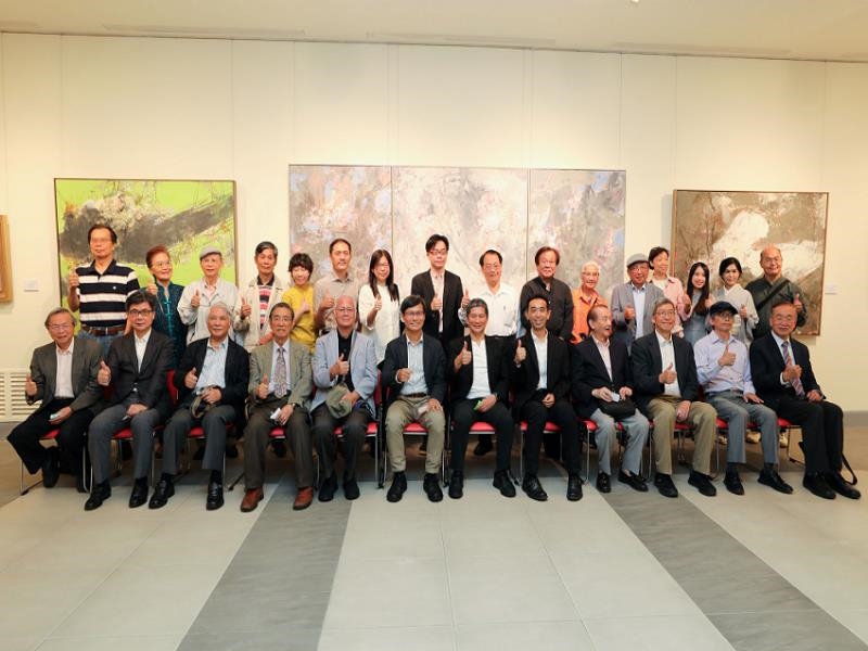 Group Photo of Distinguished Guests at the Opening Ceremony (front row, from left, Prof. Yuan Jin-ta of NTNU, Chairman Deng Chuan-hsin of Thin Chang Corporation, Dean Chiang Ming-shyan of Taiwan Academy of Fine Arts, former Chair Wang Che-hsiung of Department of Fine Arts, NTNU, Chairman Liao Shiou-ping of Paris Foundation of Art, Prof. Huang Chin-lung, Minister of Culture Lee Yung-te, Director-general Wang Lan-sheng of National Dr. Sun Yat-sen Memorial Hall, Chairman Chang Kuan-cheng of Chung Yuan Christian University, President Lee Ta-wei of Chien Hsin University of Science and Technology, former Director Liao Hsin-tien of National Museum of History, and Political Deputy Minister of Examination Lee Lung-sheng)