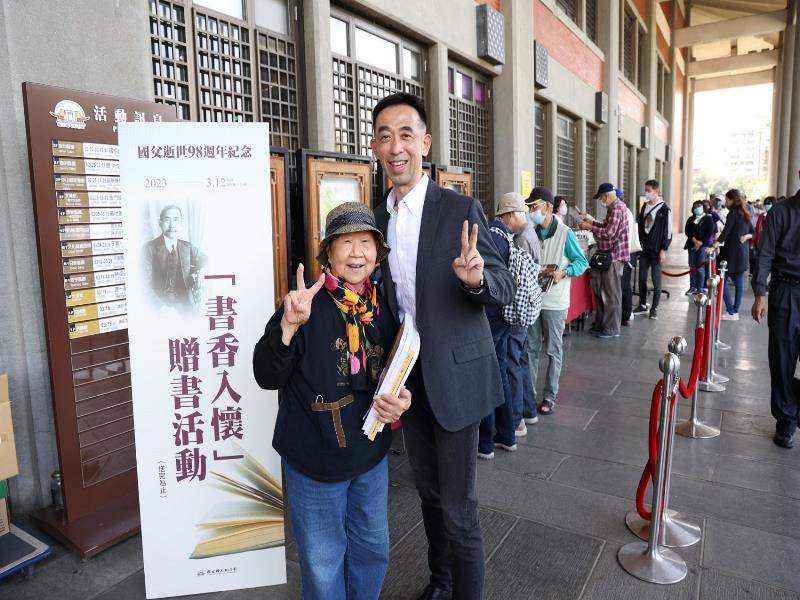 Director-general Wang Lan-sheng took a photo with the participants of the book-giving activity “Embrace Book”。