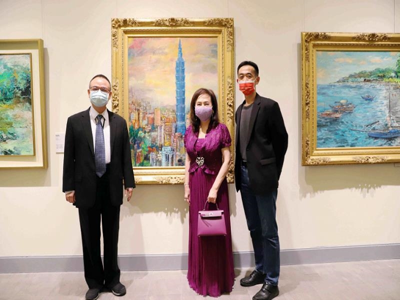 Political Deputy Minister of Culture, Hsiao Tsung-huang (left), Director-general Wang Lan-sheng of National Dr. Sun Yat-sen Memorial Hall (right), and Artist Hou Tsui-hsing (middle) took a photo in front of the works.