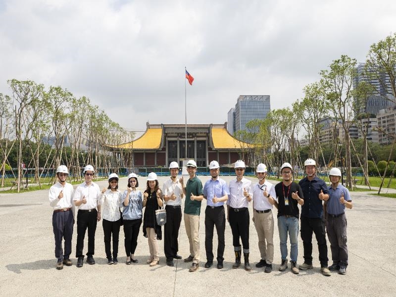 Director-general of National Dr. Sun Yat-sen Memorial Hall, Wang Lan-sheng (central), and the staff in charge visited the completed “Central Plaza.” (1)
