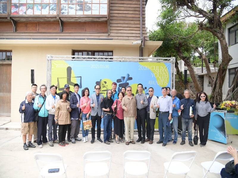 Group photo of distinguished guests to the opening ceremony of National Dr. Sun Yat-sen Memorial Hall’s “2020 Chungshan Youth Art Award Traveling Exhibition”