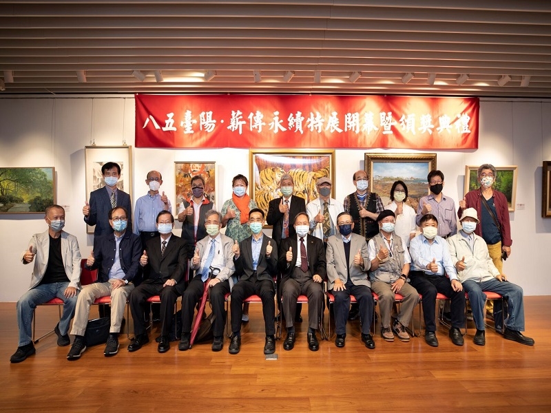 The members and distinguished took a group photo: front row from left, Chairman Yang Yung-fu of The Oil Painting Associa-tion of ROC, Chairman Su Hsien-fa of Tainan Art Museum, Counselor Jow Ying-haur of Ministry of Education, Former President of National Taiwan University of Arts, Prof. Huang Kuang-nan, Director-general Wang Lan-sheng of National Dr. Sun Yat-sen Memorial Hall, Chairman Wu Long-rong of Tai-Yang Art Association, President Kuo Tsung-cheng of Kuo General Hospital, and Chairman Cheng An-hung.