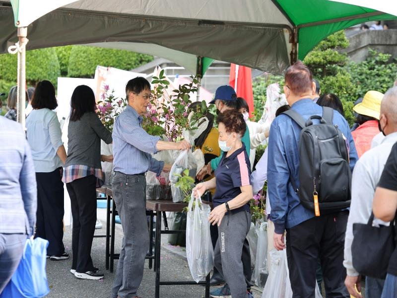 Citizens joining in the sapling-giving activity “Create Green Life Together” lined up for the saplings to plant at home。
