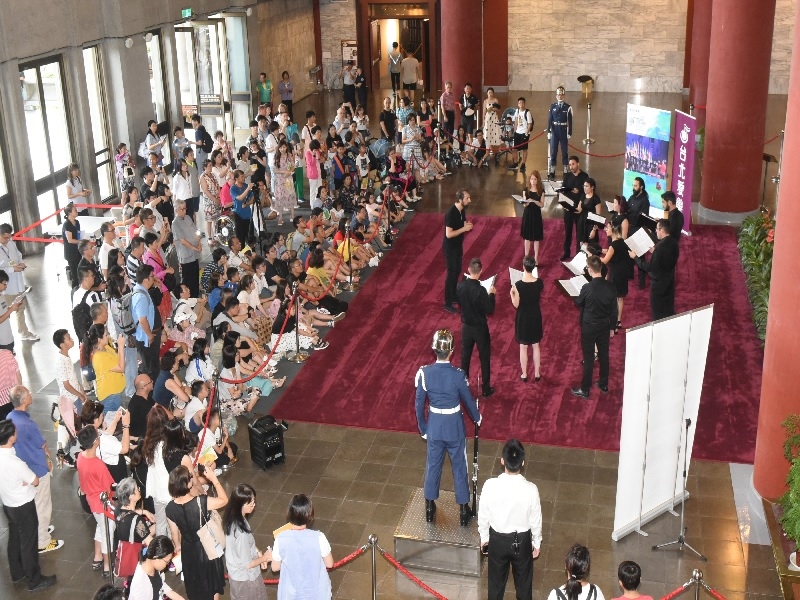 2019「臺北國際合唱音樂節」，來自義大利的「烏特合唱團」29日在國父紀念館大廳獻唱，吸引大批民眾現場聆聽。