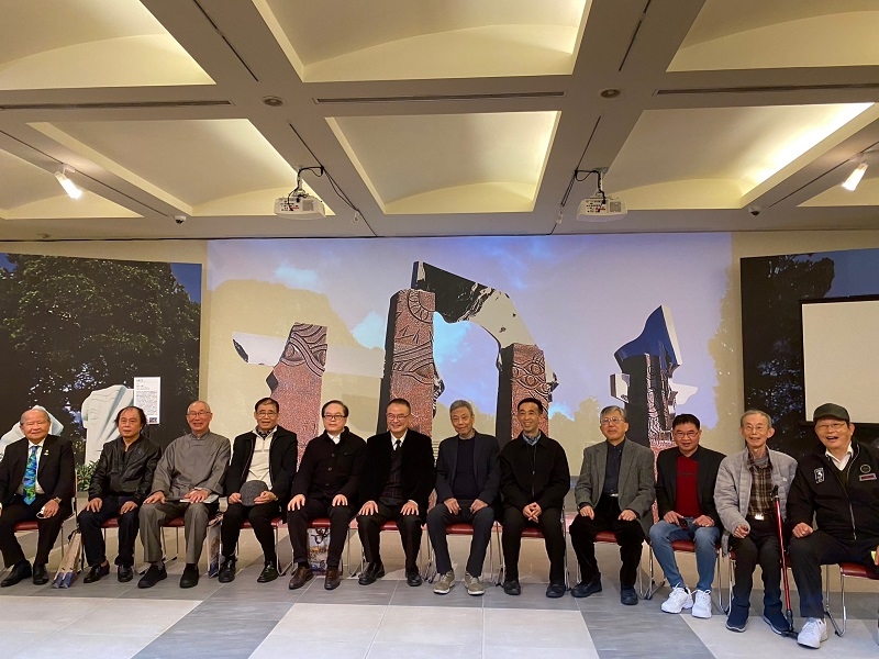From left, Senior Advisor to the President, Wang Mao-hsiung, Prof. Liu Po-chun of Fine Arts College of NTUA, the artist, Prof. Wang Hsiu-chi, Prof. Chen Chen-huei of Ming Chuan University, President Chen Chih-cheng of National Taiwan University of Arts, Political Deputy Minister of Culture, Hsiao Tsung-huang, the artist, Kuo Chin-chih, Director-general Wang Lan-sheng of National Dr. Sun Yat-sen Memorial Hall, Director Liao Ren-yi of National Taiwan Museum of Fine Arts, Chairman Wu Te-ho of The Sculpture Association of Taiwan, former Principal Hsu Hsin-hsiung of Affiliated Experimental Elementary School of University of Taipei, and former Director-general Francis Chang of Department of West Asian Affairs of MOFA。