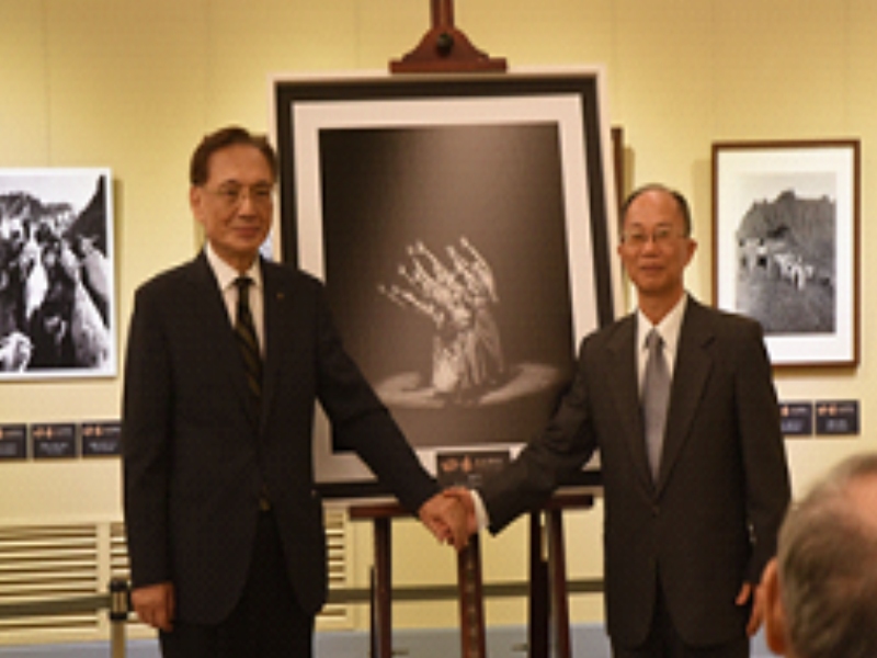 「回味－陳田稻攝影展」4/28於中山國家畫廊舉行開幕式，陳董事長致贈作品「舞影」由本館林國章館長代表受贈；該作品1977年於本館所拍攝，1979年作品被收錄刊載於英國攝影年鑑＜Photography Year Book＞刊，攝影藝術作品的成就備受肯定與推崇。