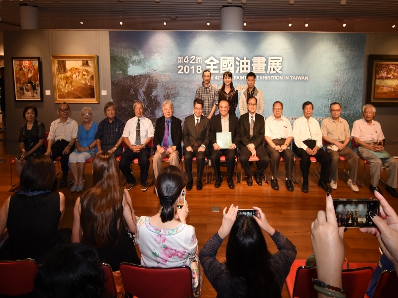 The opening and award-giving ceremony of “The 42nd National Oil Painting Exhibition” took place at Bo-ai Gallery in the morning of September 1, sponsored by Cathay United Bank Foundation. More art lovers of the new generation are attractive to participate enthusiastically, gathering more abundant energy for the oil painting creation in Taiwan