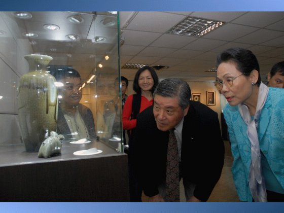 Late Ministry of Defense, Kuo Hwa-ju and his wife visit 'He Zhi-rong pottery art display' and star at artwork.