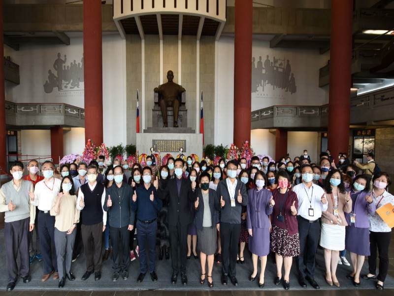 Director-general of National Dr. Sun Yat-sen Memorial Hall, Wang Lan-sheng, led all staff to attend the event of “Dr. Sun Yat-sen’s 96th Death Anniversary.”