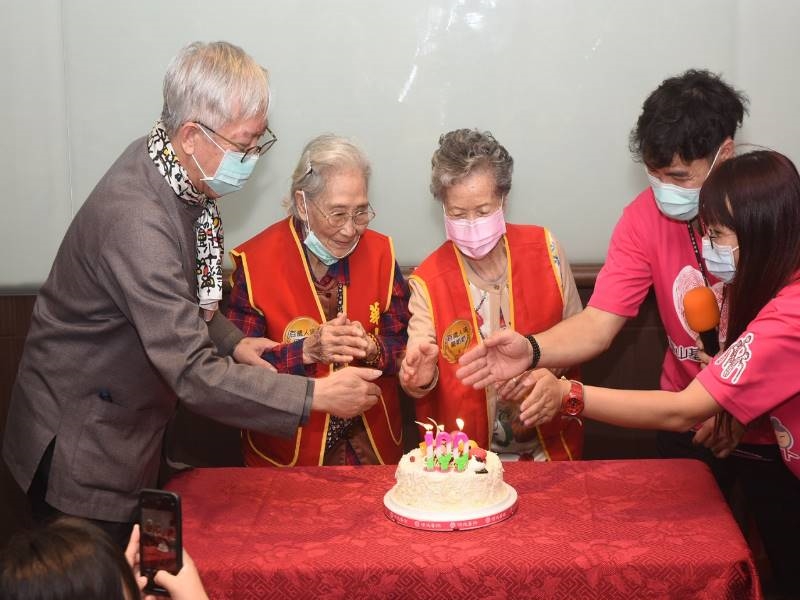 Director-general Liang Yung-fei of National Dr. Sun Yat-sen Memorial Hall specially held the birthday party for Ms. Yan Mao-ru (third from the right) on her 100th birthday today.