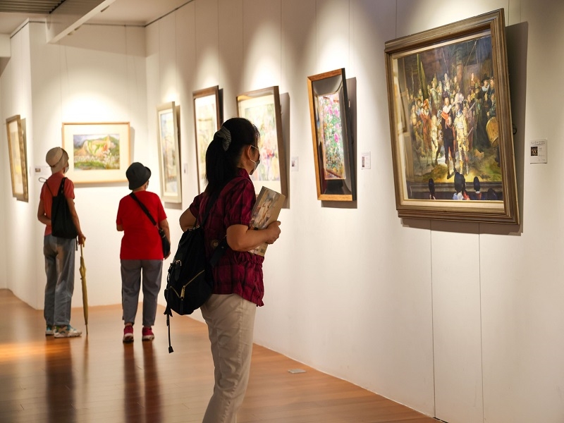 「水彩藝術-臺灣水彩畫協會會員暨師大美術系師生聯展」現場參觀民眾 。