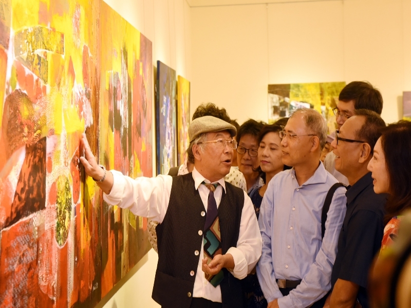 The opening ceremony of “Flying to the Borderless: Lan Rong-Xian Creation Exhibition” took place at Yat-sen Gallery on October 6. After the ceremony, the painter Lan Rong-xian gave the guided tour on the site about the whole-new serial works presented after three years: “Flying over Thousand Mountains,” “Blue Sea of Universe Stars,” “Love’s Equation,” “Sprout,” “Beautiful Time,” and “Blooming Future.”