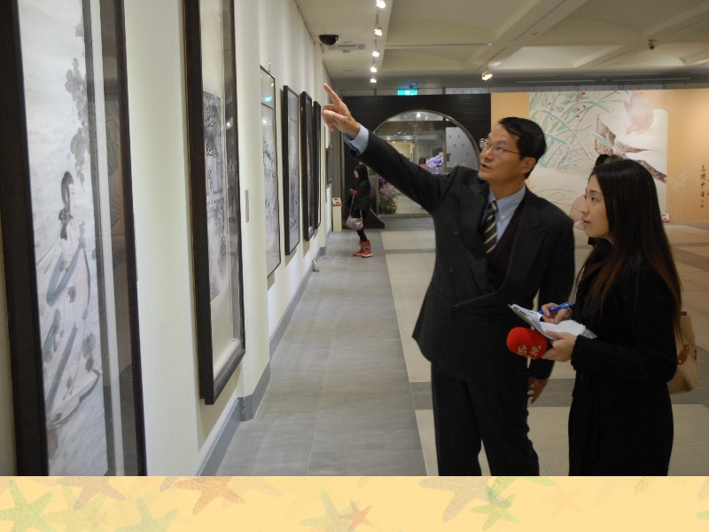 1/14上午中國電視公司採訪本館王館長「中國近現代書畫大展」，王福林館長親自現場導覽解說。