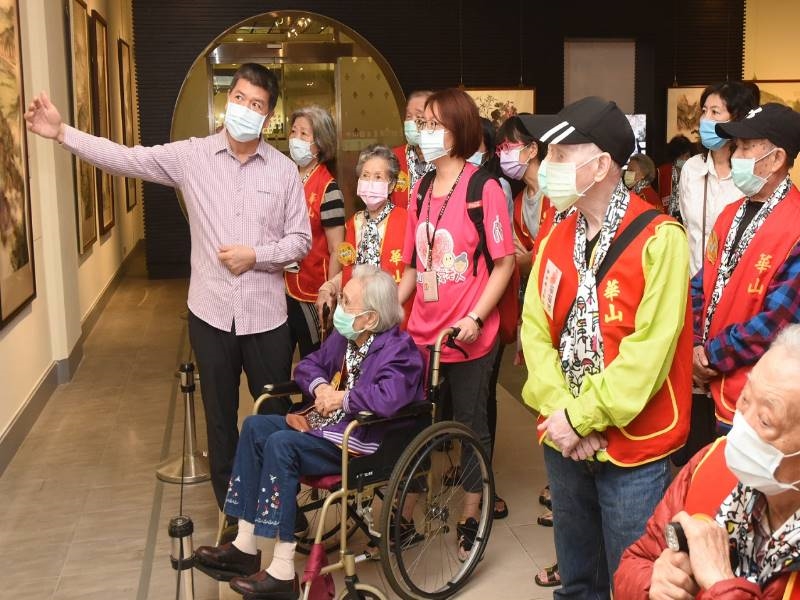 The centenarians visited “Floating Clouds, Washing Stones-Chou Chen 80th Retrospective Exhibition” at Chungshan National Gallery.