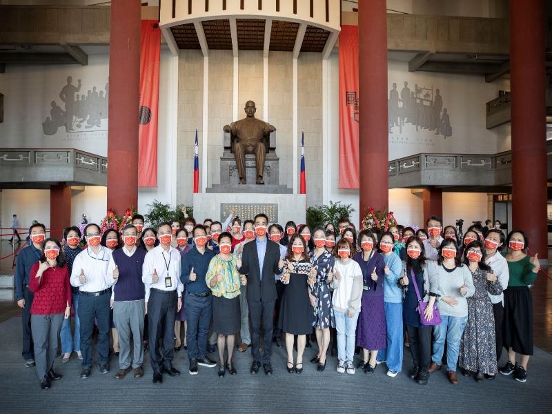 Director-general Wang Lan-sheng took a group photo with all staff after the tribute。