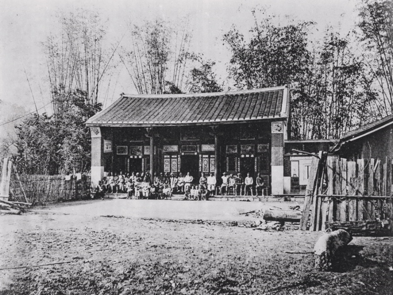 At the end of the 19th century, a western photographer took a photo of the members of Pingpu Tribe gathering at the nearby church. Since the Qing Dynasty, the Hang people have entered the plains for cultivation, localizing the Pingpu Tribe. The local Presbyterian church also made the recently built traditional Fujianese construction the church site (Photo Taiwan: Hundred-year Journey Exhibition in Wen-hua Gallery until March 5)