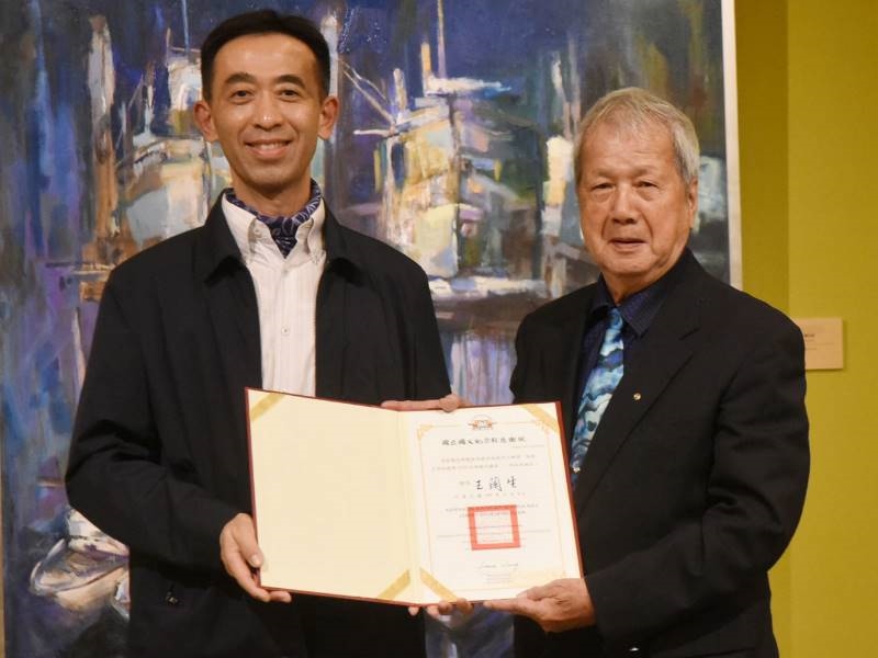 Director-general of National Dr. Sun Yat-sen Memorial Hall, Wang Lan-sheng, gave the certificate of appreciation to Prof. Ni Chao-lung.