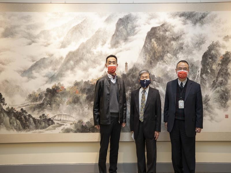 Political Deputy Minister of Culture, Hsiao Tsung-huang (right), Director-general of National Dr. Sun Yat-sen Memorial Hall, Wang Lan-sheng (left), and the artist, Prof. Lo Cheng-hsien, took a photo in front of the work, “Clouds of Tianxiang” at Chungshan National Gallery.