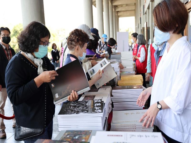 Citizens actively joined in the book-giving activity “Embrace Books”。