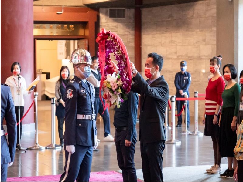 Director-general Wang Lan-sheng on behalf of all staff paid a floral tribute to Dr. Sun Yat-sen。