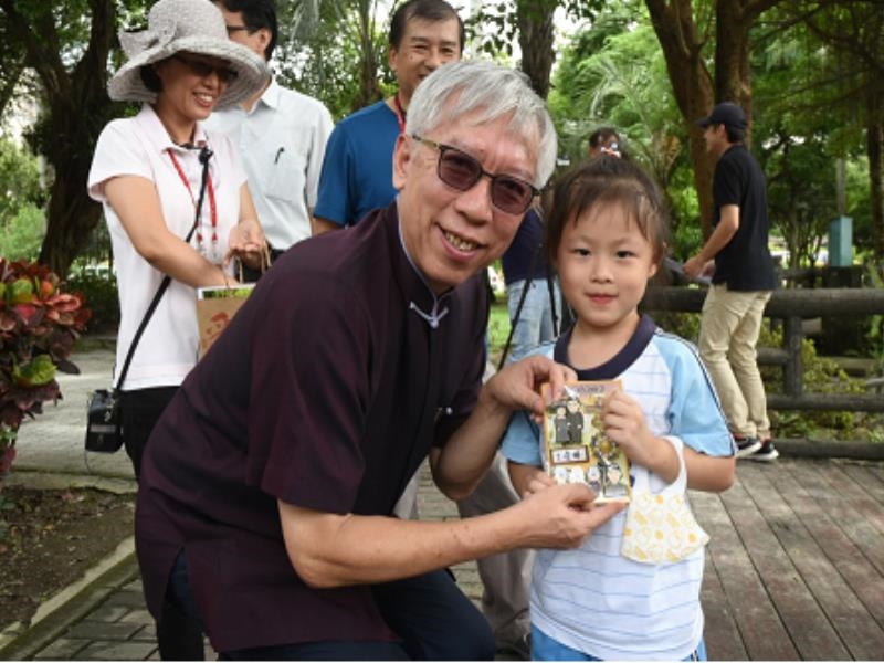 Director-general Liang Yung-fei of National Dr. Sun Yat-sen Memorial Hall gave souvenirs to the children from the preschool of Guangfu Elementary School.