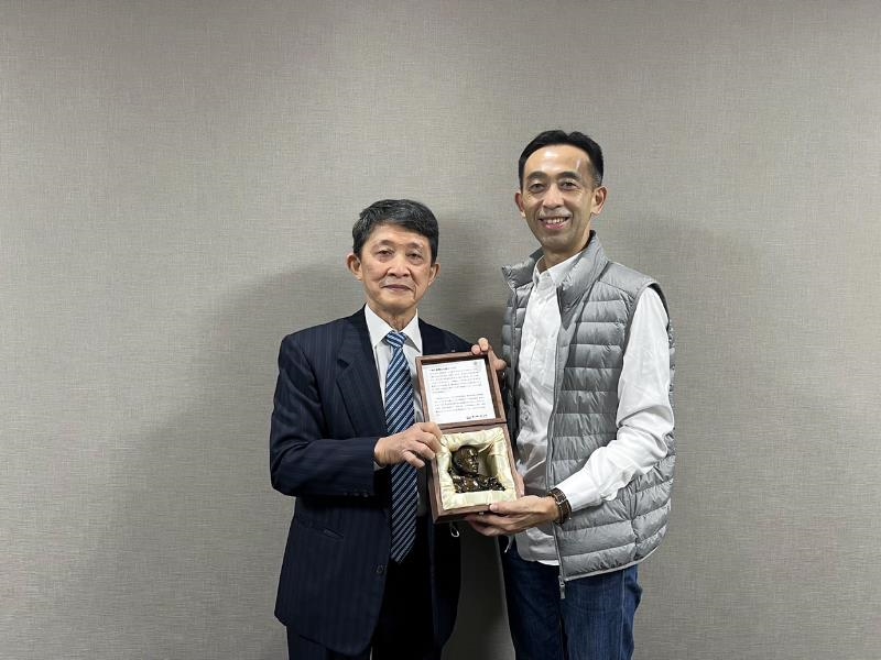 國父紀念館王蘭生館長致贈橫濱中華學院羅鴻健理事長紀念品 。