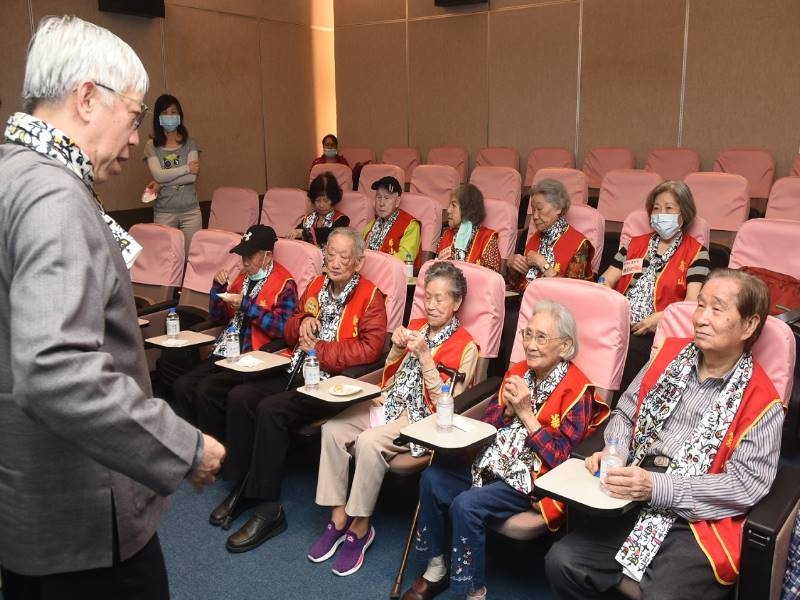 今日參訪國父紀念館10位高齡長者，5位百歲人瑞，其中109歲的何潔梅奶奶(前排右2)為台北市最高齡長者，也創下最高齡參訪本館的紀錄。