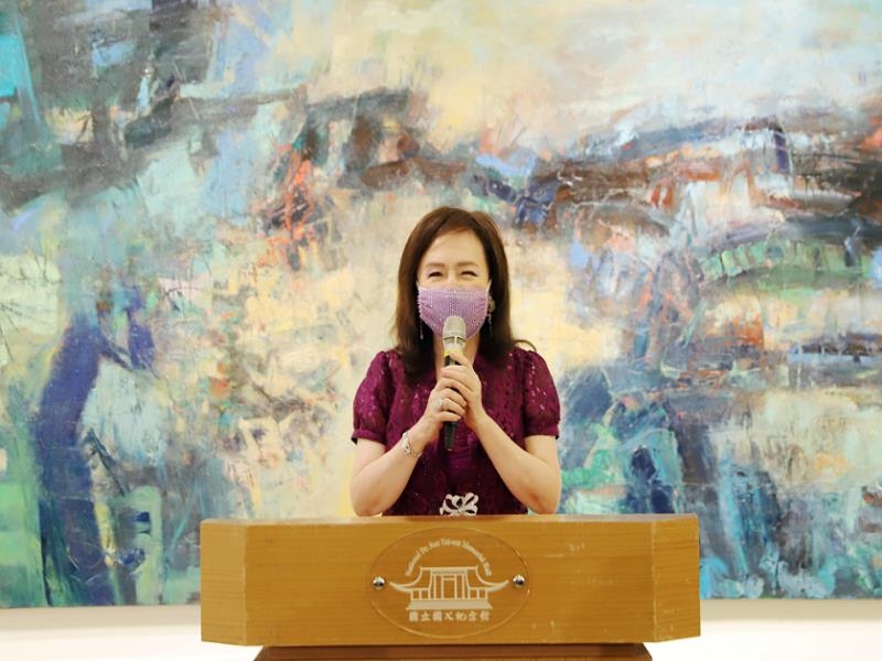 Artist Hou Tsui-hsing gave a speech.
