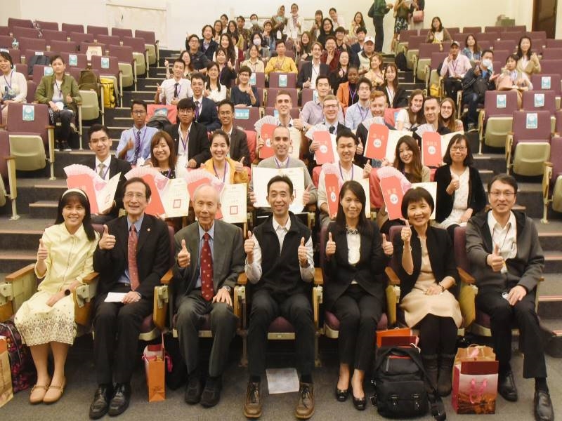 Director-general Wang Lan-sheng (left 4), the judges, and the ten winners and participants of the competition took the group photo.