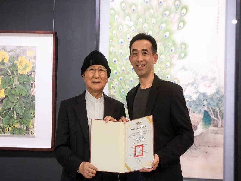 Director-general of National Dr. Sun Yat-sen Memorial Hall, Wang Lan-sheng, gave the Certificate of Appreciation to the artist, Prof. Chang Ke-chi.。
