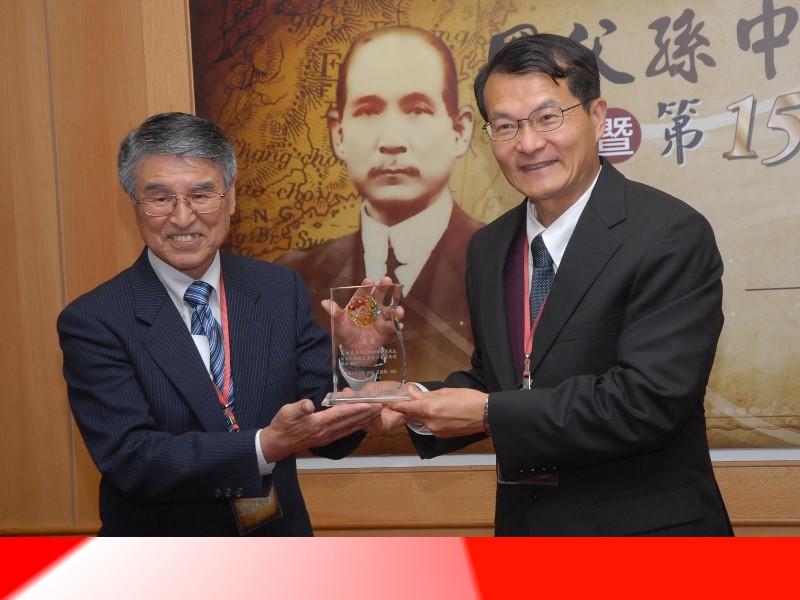 王館長特贈送感謝碑以示謝意