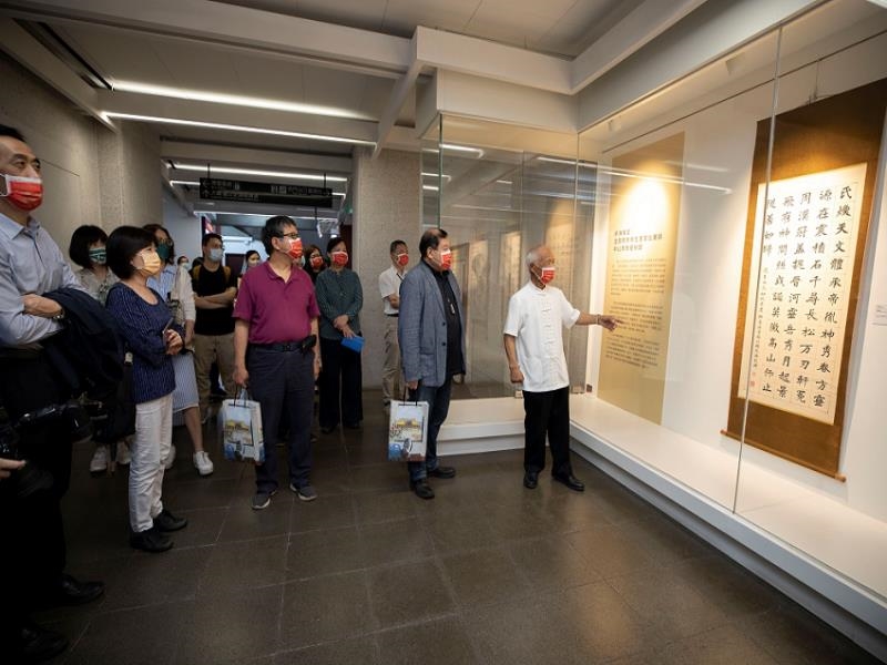  Calligrapher Tu Chung-kao gave a guided tour on the scene.